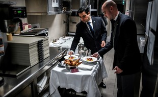 Des serveurs préparent un chariot de room service à l'hôtel Lutetia à Paris, le 12 février 2019.