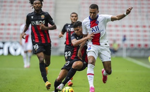 Kylian Mbappe et Youcef Atal à la bataille durant le match OGC Nice-PSG, le dimanche 20 septembre 2020 à Nice