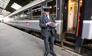 Un contrôleur de la SNCF sur le quai d'une gare.