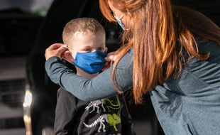 Illustration d'un enfant portant un masque pour se rendre à l'école