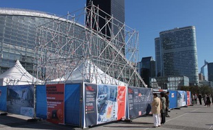 Le chantier d'une "mine" était installé vendredi 14 octobre 2011 sur l'esplanade de la Défense, dans le cadre d'une opération de recyclage des ampoules menée par Récylum.