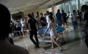 Transfert d'un homme blessé par les explosions, le 13 août 2015 aux Emergences de l'hôpital Teda de Tianjin, dans le nord-est de la Chine
