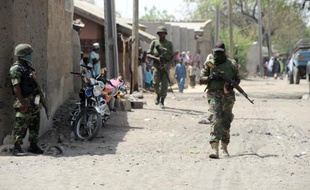 Des policiers nigérians patrouillent à Baga, dans le nord-est du Nigeria, le 30 avril 2013