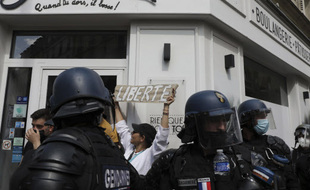 La situation s'est tendue à Paris en fin d'après midi place de la Bastille, après l'arrivée du principal cortège contre le pass sanitaire, le 31 juillet 2021.