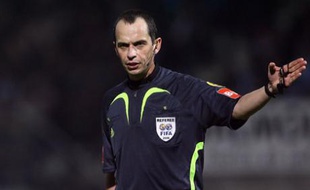L'abitre français Bertrand Layec, pendant le match Nancy - Marseille, le 16 décembre 2006, au stade Marcel Picot de Nancy.