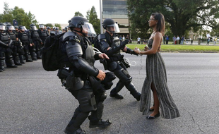 La photo, prise samedi 9 juillet 2016 à Bâton-Rouge (Louisiane) par Jonathan Bachman en marge d’une manifestation est devenue virale. Elle a fait de Leshia Evans un symbole de la lutte contre les violences policières aux Etats-Unis.