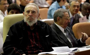 L'ancien président cubain Fidel Castro (g), assis au côté de son frère Raoul, le 24 février 2013 à Cuba