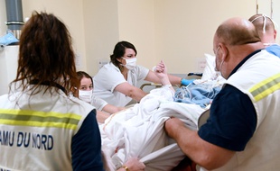 Un patient atteint de coronavirus, pris en charge par le Samu, est conduit à l'hôpital Huriez de Lille, le 6 avril 2020.
