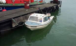 Le bateau utilisé par les quatre migrants secourus le 6 février 2016 par les sauveteurs en mer, dans le port de Calais