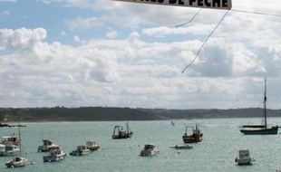 Photo, datant du 8 août 2011 à Erquy, d'une banderole hostile à la création d'un futur parc d'éoliennes en mer