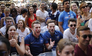 Des supporters français assistent à la finale France-Croatie à la terrasse d'un bar.