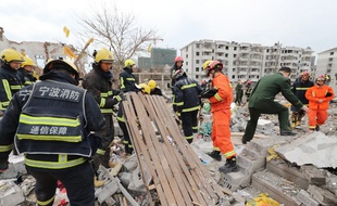 Une forte explosion dans une grande ville de l'est de la Chine a entraîné l'effondrement de bâtiments et fait au moins deux morts et des dizaines de blessés.