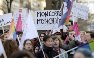 Un millier de manifestants ont défilé à Paris pour défendre le droit des femmes et améliorer l'accès à l'avortement, à l'occasion des 40 ans de la loi Veil, le 17 janvier 2015.