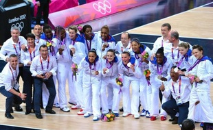 Les basketteuses françaises avaient rapidement évacué leur déception samedi après leur lourde défaite en finale des jeux Olympiques face aux Etats-Unis pour fêter une médaille d'argent historique.