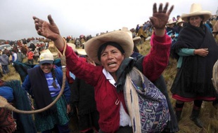 La région de Cajamarca, dans le nord andin du Pérou, a été en grande partie paralysée jeudi, avec des routes bloquées, des commerces et des écoles fermées, par une grève régionale contre un projet minier d'or et de cuivre contrôlé par le géant américain Newmont.
