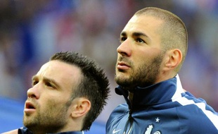 Mathieu Valbuena (g) et Karim Benzema (d), le 8 juin 2014, sous le maillot de l'équipe de France, à Lille