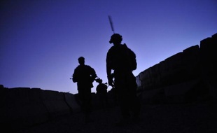 Un soldat de la force de l'Otan en Afghanistan a été tué dimanche par un homme portant l'uniforme de l'armée afghane, a annoncé un porte-parole de la force internationale (Isaf).