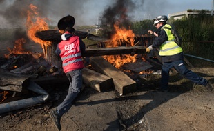 Evacuation du depot de carburant de Donges bloque par des miltants pres de la raffinerie de Donges. le 27 05 2016.//SALOM-GOMIS_1320.068/Credit:SEBASTIEN SALOM-GOMIS/SIPA/1605271354