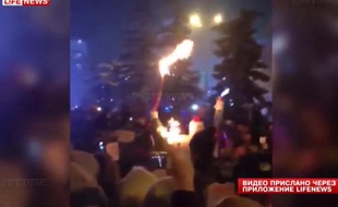Un des relayeurs de la flamme olympique prend feu lors d'une cérémonie en Sibérie.