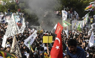 Deux explosions ont eu lieu le 5 juin 2015 faisant plusieurs dizaines de blessés à Diyarbakir, au sud-est de la Turquie, au cours d'un meeting du principal parti kurde