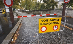 Le 12 novembre 2013. Illustration à proximité de berges inondées.r berges fermees.