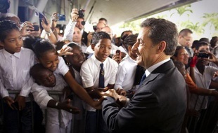 Nicolas Sarkozy a entamé samedi une visite de deux jours en Guyane d'où il doit présenter ses voeux aux Français d'outre-mer, profitant d'une étape en forêt amazonienne pour parler environnement, orpaillage mais aussi immigration clandestine, après un tour en pirogue