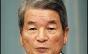Le ministre nippon de la Santé, Hakuo Yanagisawa, était la cible de vives critiques dimanche, certains appelant à sa démission, après avoir qualifié les femmes de "machines à faire des enfants" lors d'un discours sur le déclin du taux de natalité au Japon.