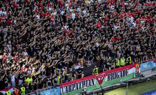 Les ultras hongrois n'ont pas trop apprécié le genou à terre avant le match.