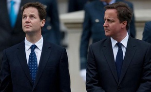 Le leader des Lib Dems, Nick Clegg (à gauche) et le leader des conservateurs, David Cameron (à droite) lors des cérémonies du 8 mai à Londres.
