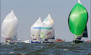 Fred Duthil (Distinxion) est passé en tête de la flotte des voiliers de la 38e édition de la Solitaire Afflelou Le Figaro à la bouée de dégagement, après 1 h 42 min de course, à l'issue du parcours côtier mardi après-midi au large de Ouistreham (Calvados).