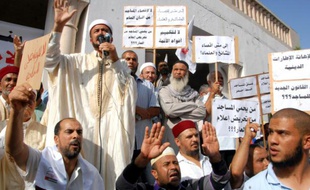 Des Tunisiens manifestent contre le limogeage d'un imam proche du parti islamiste Ennahda, à Tunis le 21 octobre 2015