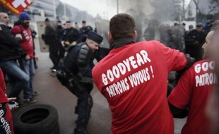 Le gouvernement s'est lancé en quête d'un repreneur pour une partie des activités du site d'Amiens-Nord de Goodyear, a annoncé vendredi la CGT en marge d'un comité central d'entreprise, la direction indiquant ne pas avoir de propositions à ce stade, alors que quelque 300 salariés, inquiets pour leur emploi, ont manifesté dans le calme devant le siège.