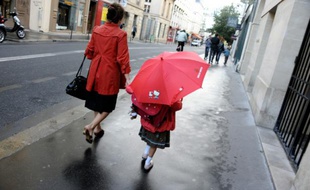Une mère et sa fille sur le chemin de l'école, le 5 septembre 2011 à Paris