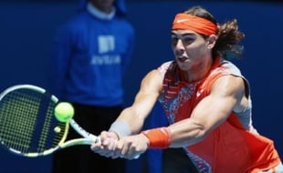 L'Espagnol Rafael Nadal s'est montré en net progrès mercredi au deuxième tour de l'Open d'Australie où il a écrasé le Français Florent Serra en trois sets 6-0, 6-2, 6-2.