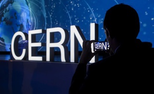 Le logo de l'Organisation européenne pour la recherche nucléaire (CERN) à Meyrin, près de Genève, le 29 septembre 2014.