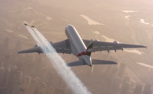 Jetman et son acolyte ont volé aux côtés d'un A380 au-dessus de Dubaï.
