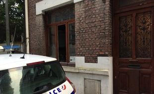 Un véhicule de police intervient après le cambriolage d'une maison