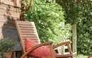Besoin de vous relaxer au jardin ? Ce fauteuil à bascule en bois d’acacia est à moins de 200 € chez Truffaut