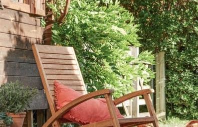 Besoin de vous relaxer au jardin ? Ce fauteuil à bascule en bois d’acacia est à moins de 200 € chez Truffaut