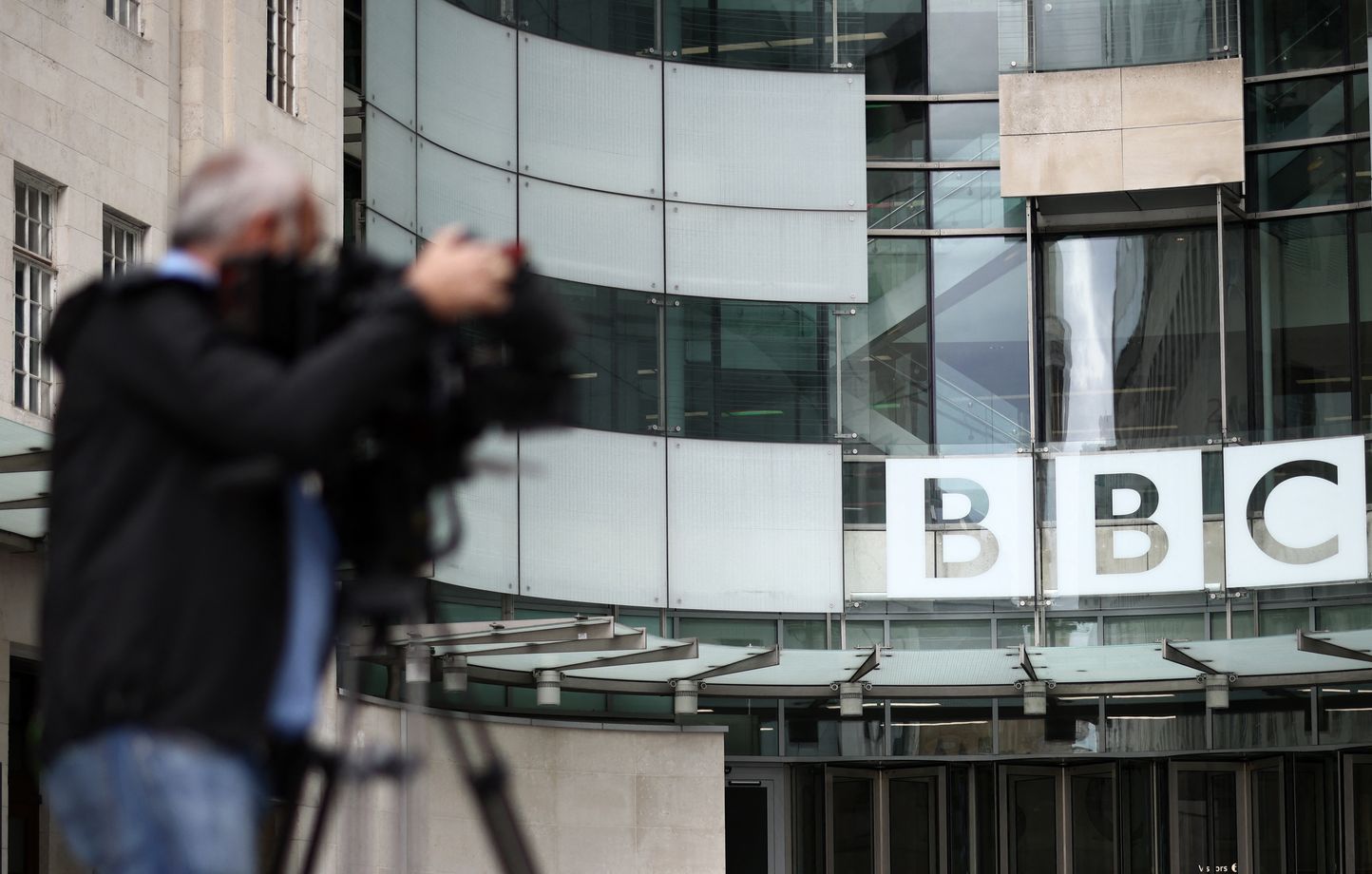 Le gouvernement britannique somme la bbc d enqu ter sur un de ses