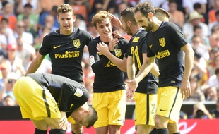 Antoine Griezmann et Kevin Gameiro (penché vers l'avant) ont permis à l'Atlético Madrid de battre Valence (2-0), le 2 octobre 2016.