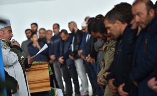 Des centaines de personnes étaient présentes, le 12 juin 2019, aux obsèques du petit garçon tué par un chauffard qui roulait sans permis, à Lorient le 9 juin 2019.
