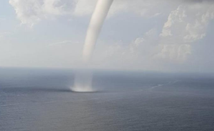 Une impressionnante trombe marine s’est formée mercredi après-midi au large du Cap Corse, au niveau des villages de Pino et de Centuri (Haute-Corse).