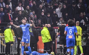 L'auteur du jet de la bouteille a été interpellé dès dimanche et le joueur visé, le capitaine marseillais Dimitri Payet, a porté plainte.