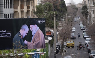 Dans une rue de Téhéran, un panneau montre Qassem Soleimani et l'ayatollah Ali Khamenei, le 4 janvier 2019 (image d'illustration).