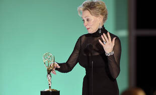 Jean Smart sur la scène de la 73e cérémonie des Emmy Awards.