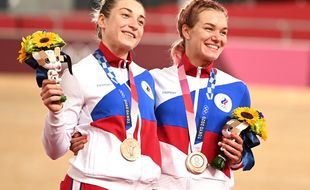 Anastasiia Voinova et Daria Shmeleva, médaillées de bronze en cyclisme sur piste pour le comité olympique russe.