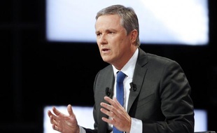 Nicolas Dupont-Aignan, candidat souverainiste à la présidentielle, a assuré jeudi soir qu'il ne se prononcerait au second tour ni en faveur de Nicolas Sarkozy (UMP) ni en faveur de François Hollande (PS) car il n'entend pas "voter pour un charlatan".