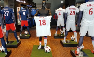 L'OL a reproduit le geste de Nabil Fekir face aux supporters de Saint-Etienne dans sa boutique officielle, le 6 novembre 2017.