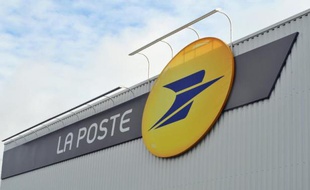Une cadre de la Poste s'est suicidée par pendaison sur son lieu de travail à Noisy-le-Grand (Seine-Saint-Denis), où son corps a été retrouvé jeudi, a-t-on appris vendredi de source syndicale et auprès de la direction du groupe.